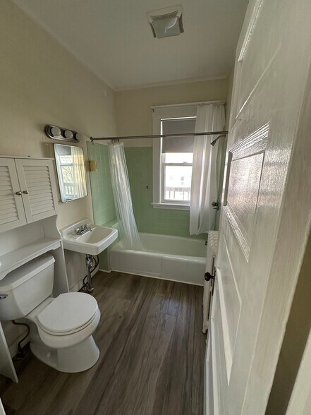 Building Photo - 213 Pine St