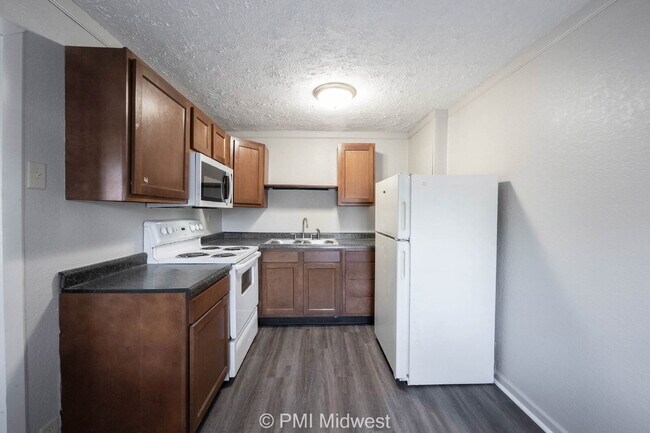 Building Photo - "Cozy 1-Bedroom Haven in Greenfield – Perf...