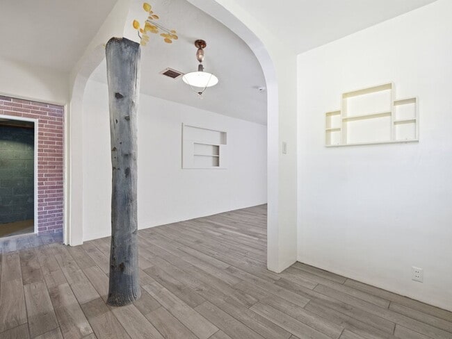 Building Photo - Charming 2-Bedroom Home with Vintage Character & Modern Comforts