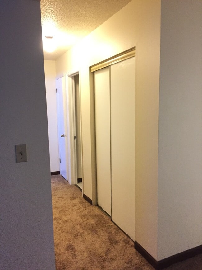Building Photo - 2 Bed 1 Bath First Floor Corner Unit Manha...