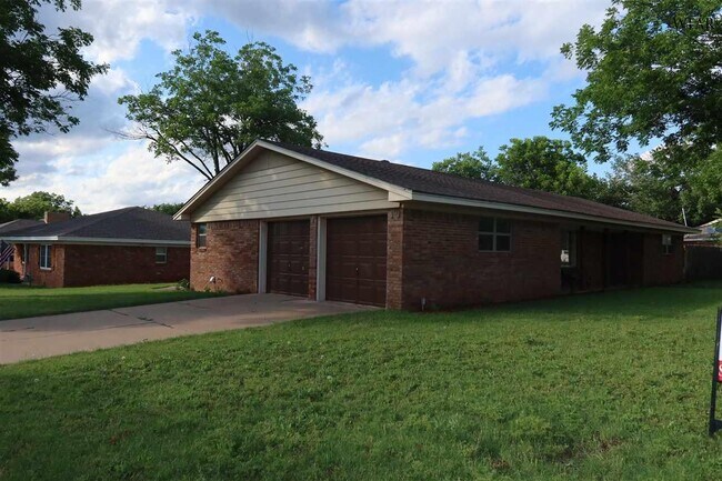Building Photo - 1544 Sweetbriar Dr