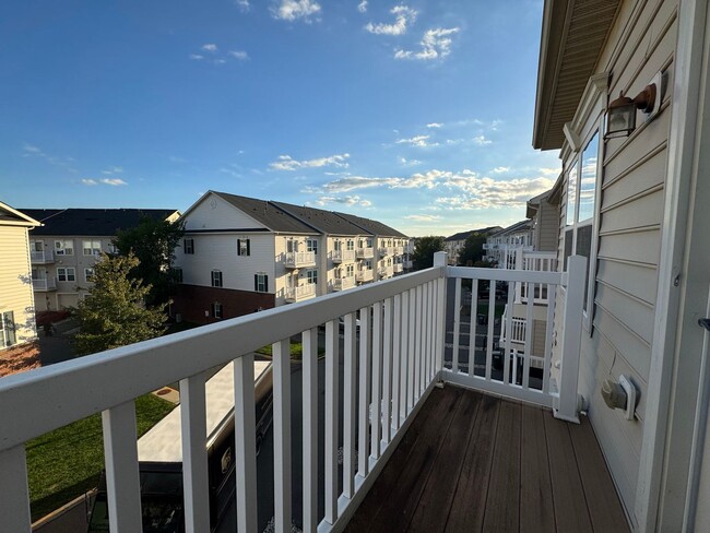 Building Photo - Gorgeous 2 Bed 2 Bath End-Unit Townhome In...