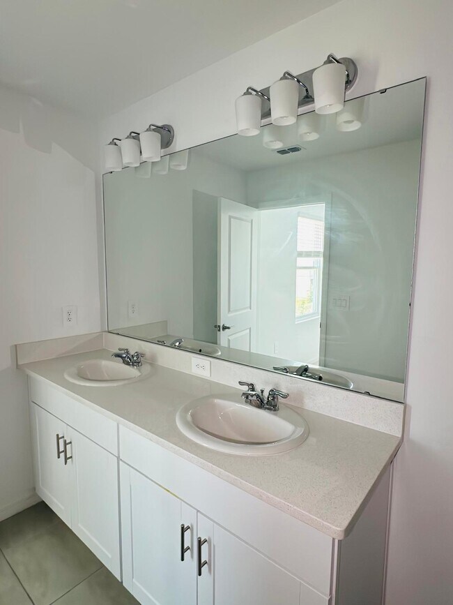 Building Photo - 2287 Portrait St