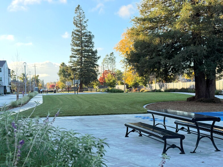 Building Photo - 463 Rosewood Ave