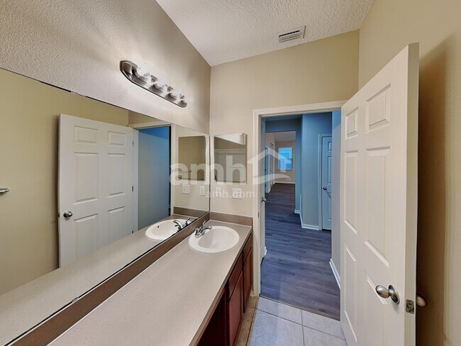 Building Photo - 500 Glendale Ln