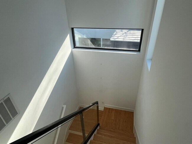 Building Photo - 1105 Altum St