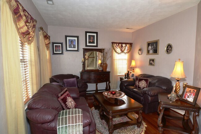 Building Photo - Quiet Cul-de -sac