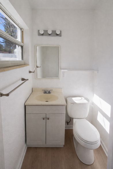 Building Photo - 640 Jasmine Rd