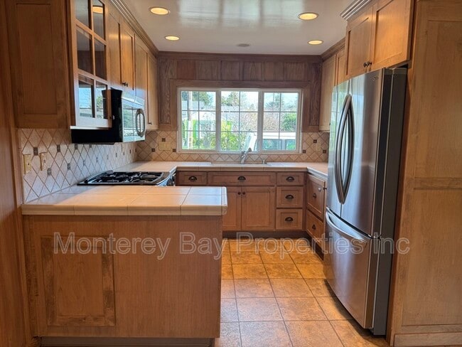 Building Photo - 711 Riverview Dr