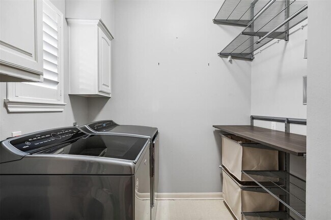 Building Photo - 11 Winrock Pl