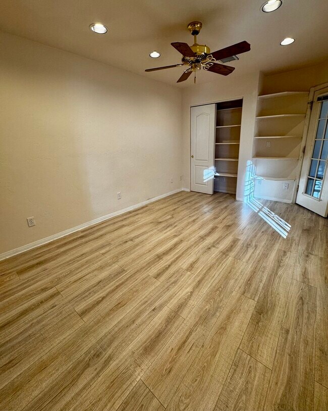 Building Photo - FOR RENT