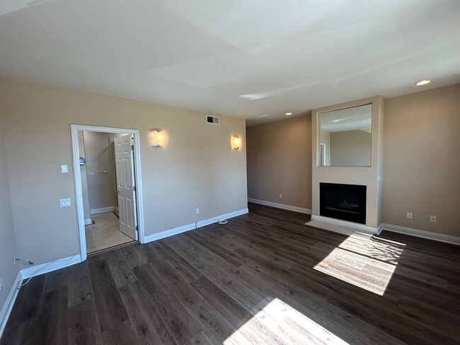 Building Photo - Amazing 3 story free standing contemporary house with terrific ocean views in Playa Del Rey