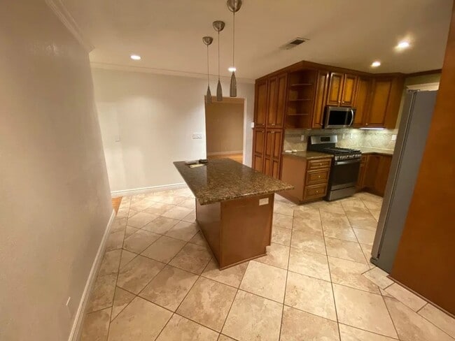 Building Photo - Charming 3-Bedroom Home in a Family Friend...