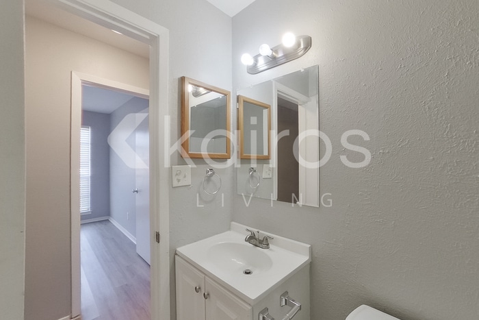 Building Photo - 350 E Davis Cir