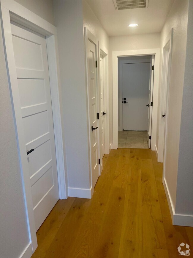 Building Photo - 2442 Bay Hill Dr
