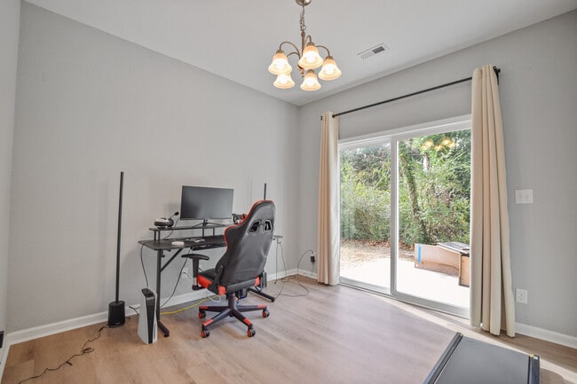 Building Photo - 305 N Division St