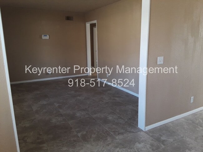 Building Photo - Spacious 4 Bedroom House