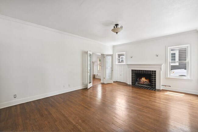 Building Photo - CHARMING 3-BEDROOM IN THE HEART OF ALAMO HEIGHTS