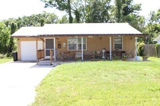 Building Photo - 3 Bedroom/2 Bath Home