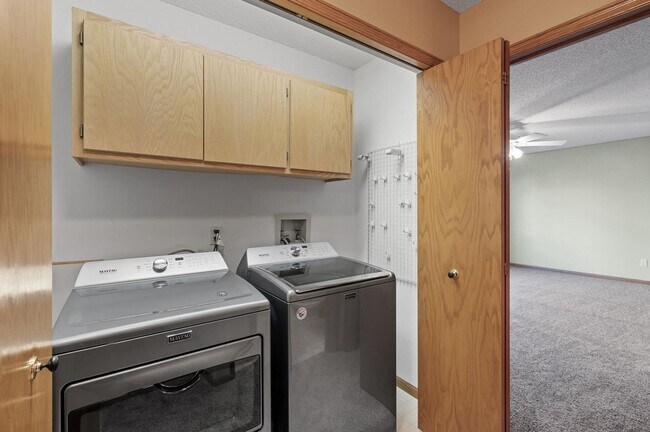 Building Photo - rare woodbury upgraded 3 bedroom end unit townhouse!! One level living!