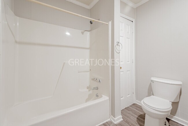 Building Photo - REDUCED! - NOW OFFERING FIRST FULL MONTH F...