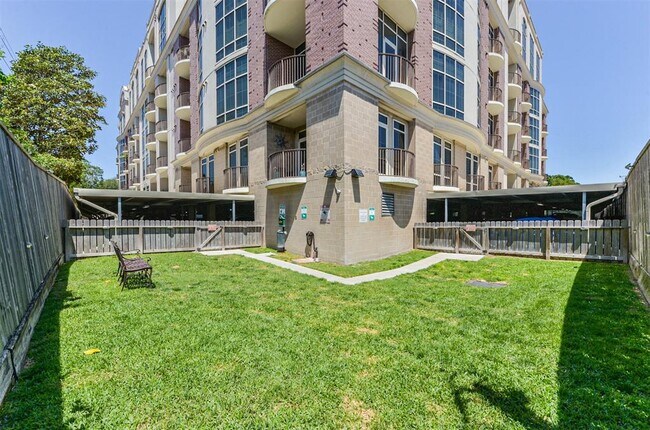 Building Photo - 1616 Fountain View Dr