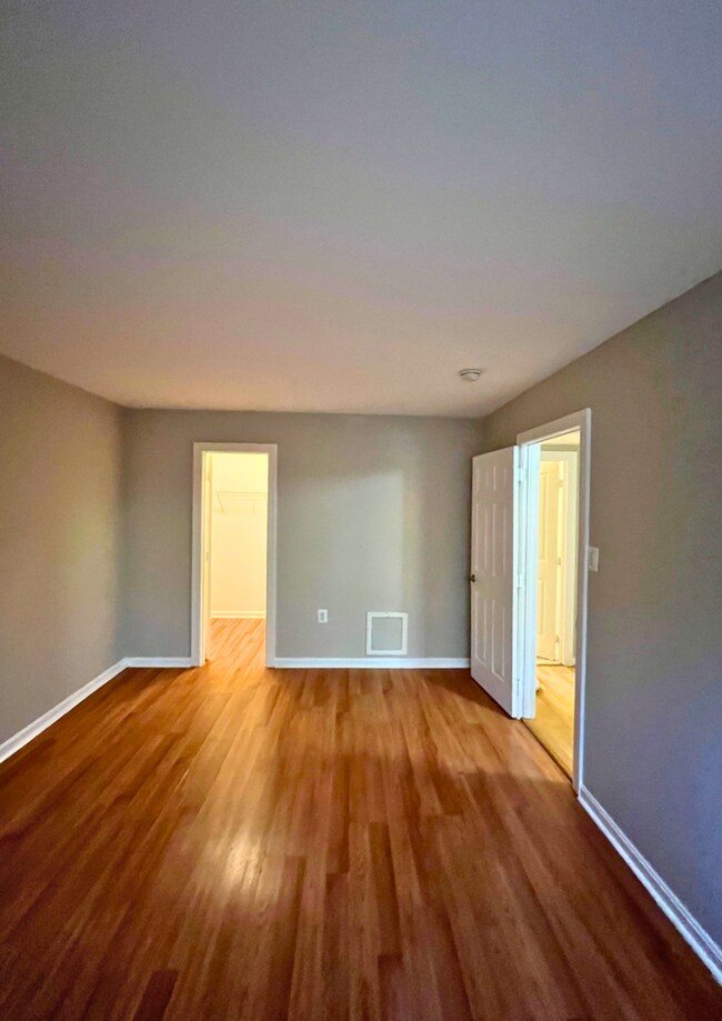 Building Photo - Modern 2-Bedroom Apartment with In-Unit La...