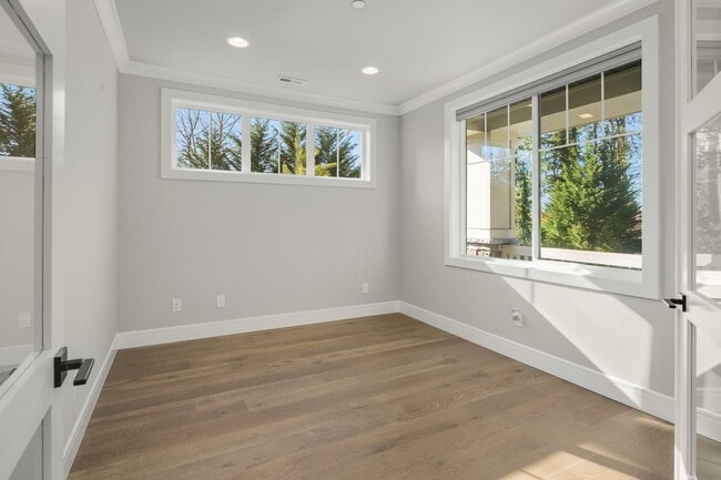 Building Photo - Luxury Haven