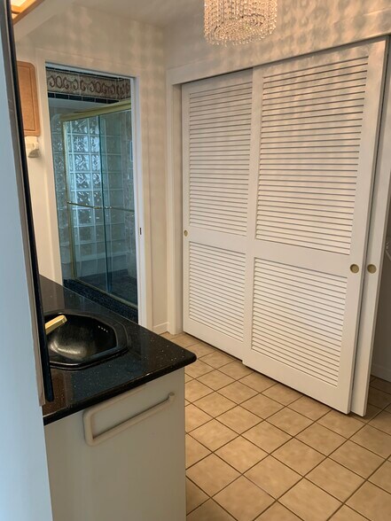 Master Bath - 6321 Jamaica Cir E