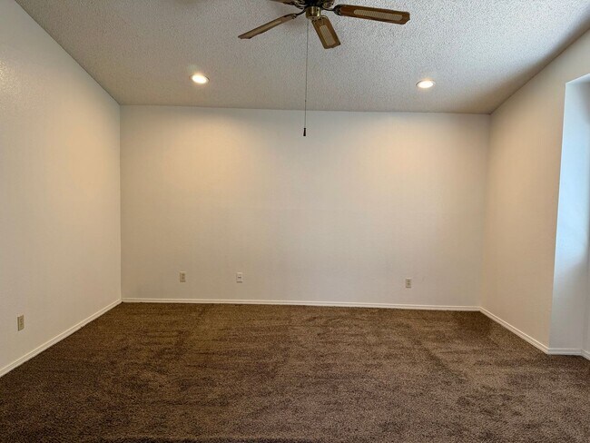 Building Photo - 4 Bed, 2.5 Bath Home with 3-Car Garage in Clovis Unified School District