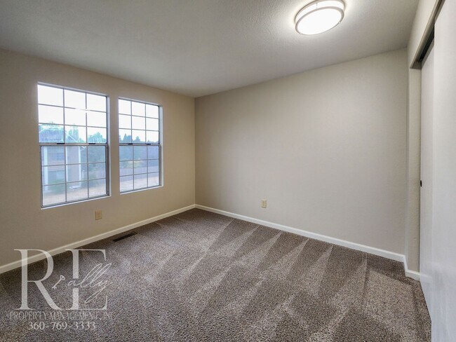 Building Photo - Spacious Tri-Level in East Bremerton | Cor...
