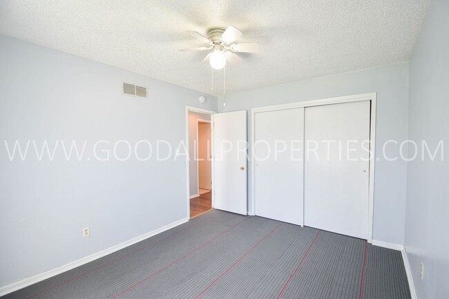 Building Photo - 2 Bedroom 1 bath duplex with unfinished basement near Merle Hay Mall