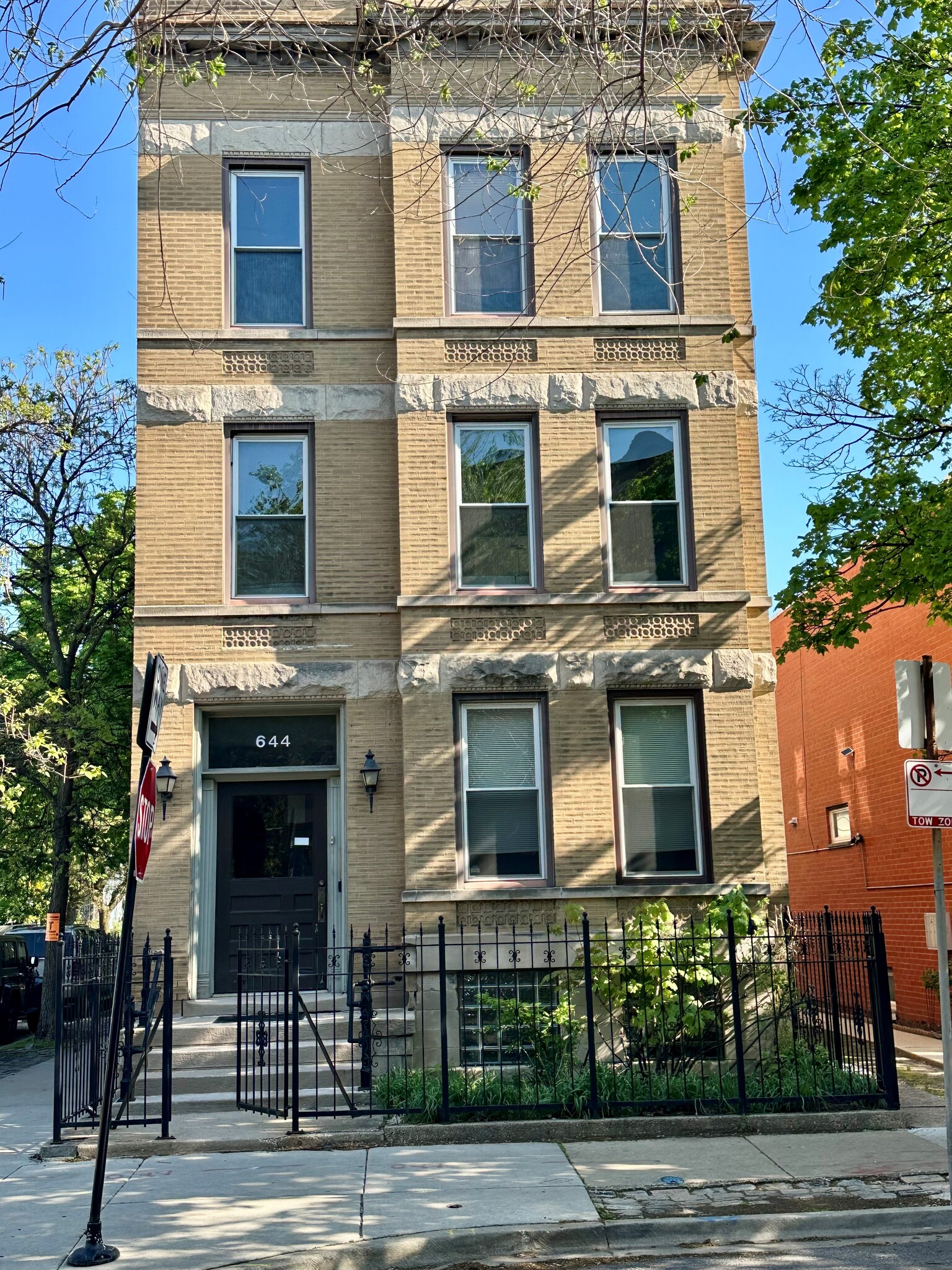 Building Photo - 644 W Schubert Ave