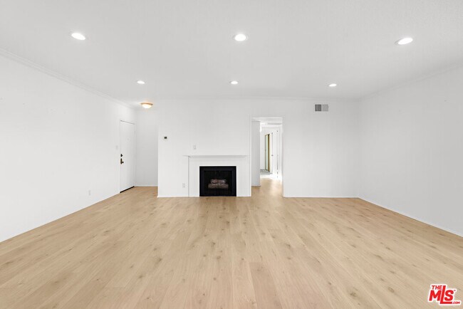 Building Photo - 222 7th St