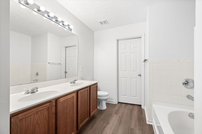 Building Photo - Stunning 3BR/2.5BA Updated Townhome in Pri...