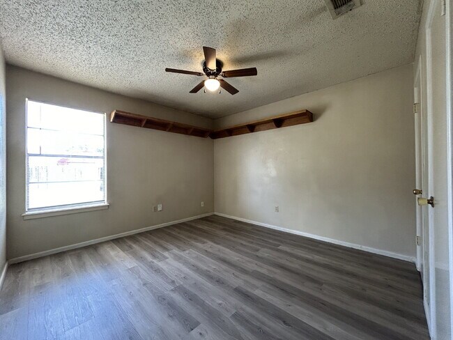 Building Photo - House Located Near Take-Out & Movie Theate...