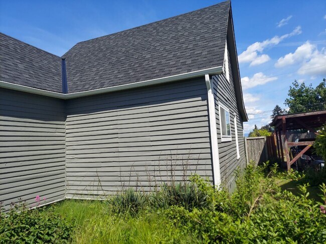 Building Photo - Charming Tacoma Home on a Peaceful Corner Lot!