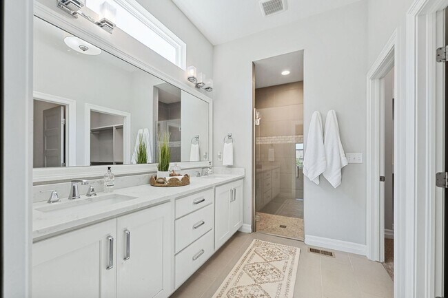 Building Photo - Luxury Home - Month-to-Month or 6-month Le...