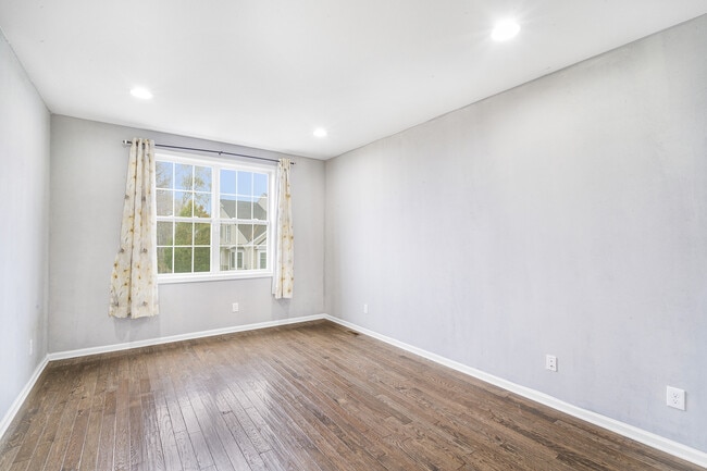 Building Photo - 2 Greenwich Ct
