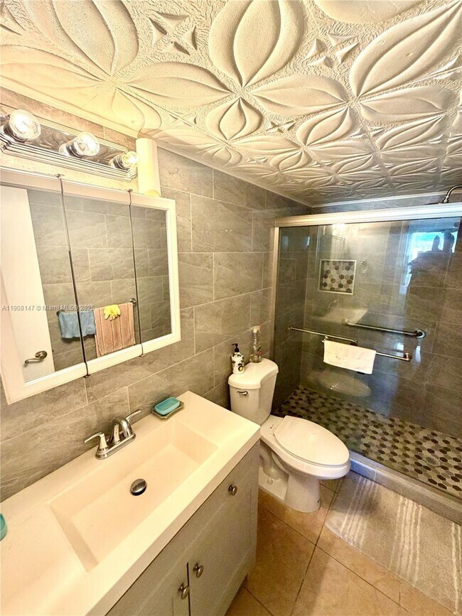 Building Photo - 1849 S Ocean Dr