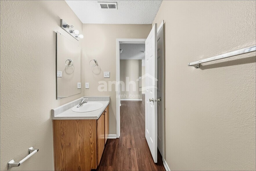Building Photo - 10395 Carrington Way