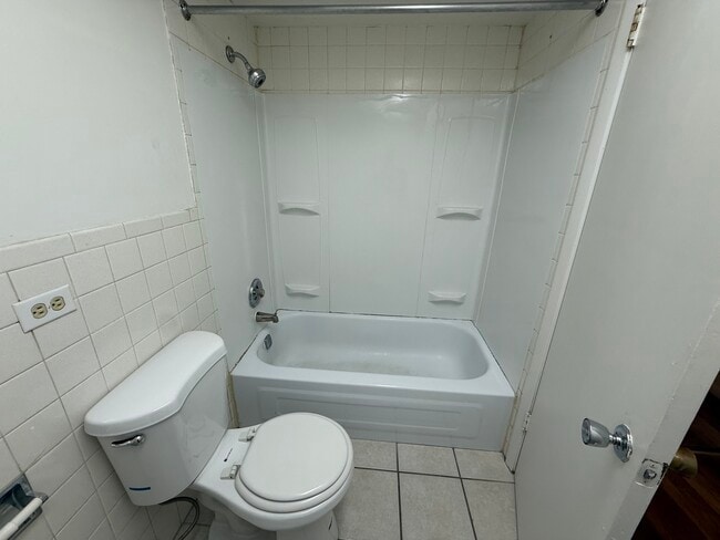 Building Photo - 1128 Des Plaines Ave