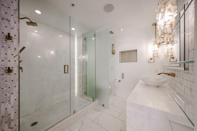 Building Photo - 7157 E Rancho Vista Dr