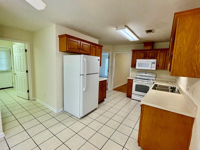 Building Photo - 4 Bedrooms in Eastern Oaks