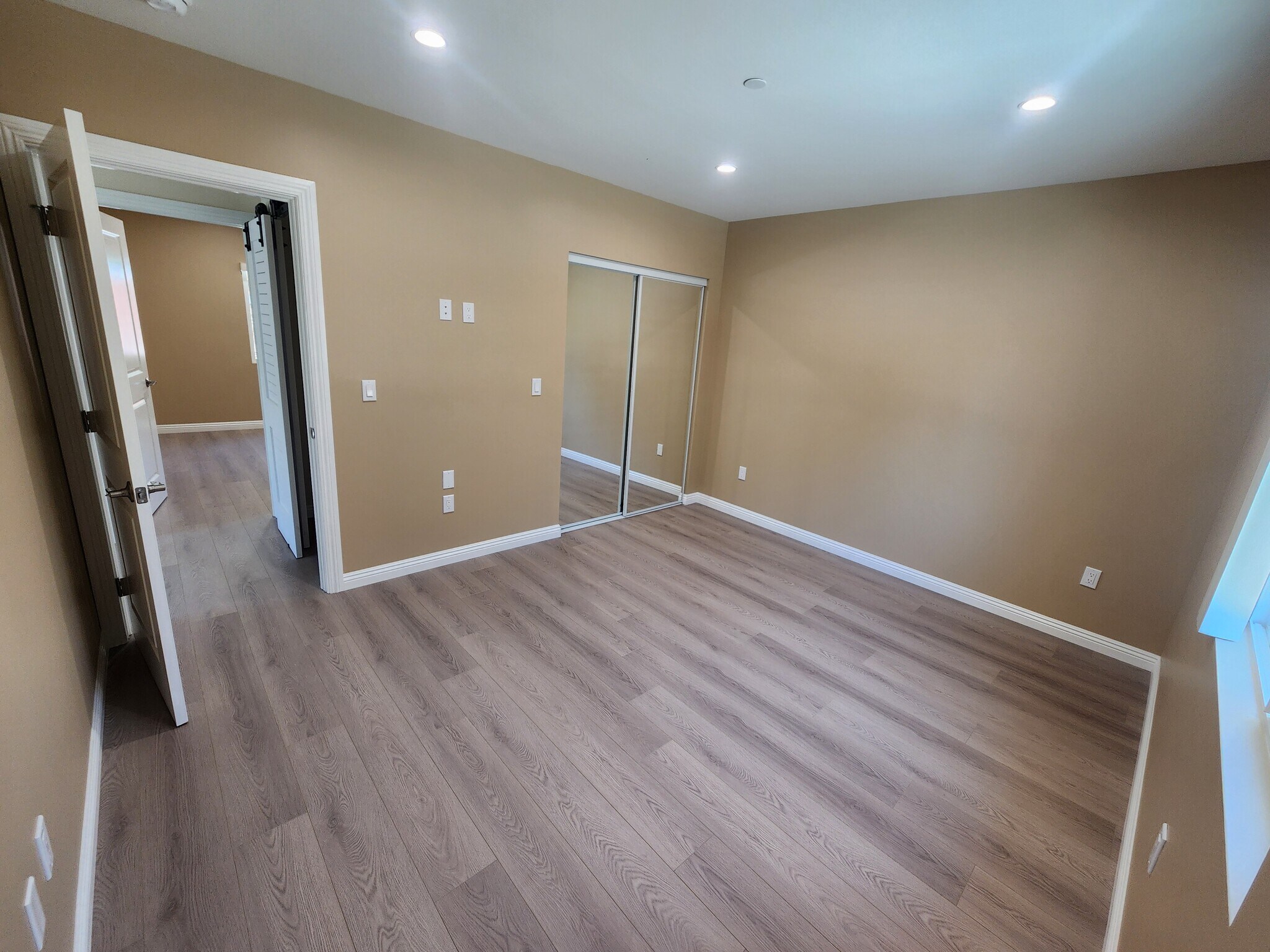 Building Photo - 10941 Walnut Dr