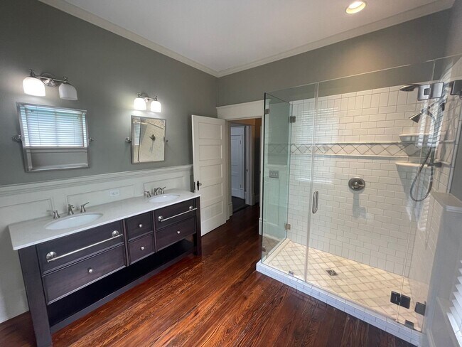 Building Photo - 3 Bedroom 2 1/2 Bath Updated Historic Home