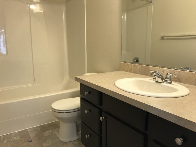 Building Photo - CUSTOM 3 BR 2.5 PET FRIENDLY HOME! A/C!