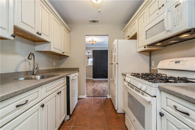 Building Photo - 27 The Knolls