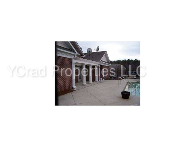 Building Photo - 1br/1ba Room, Total Electric, Community Pool