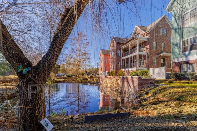 Building Photo - 204 E Park Ave